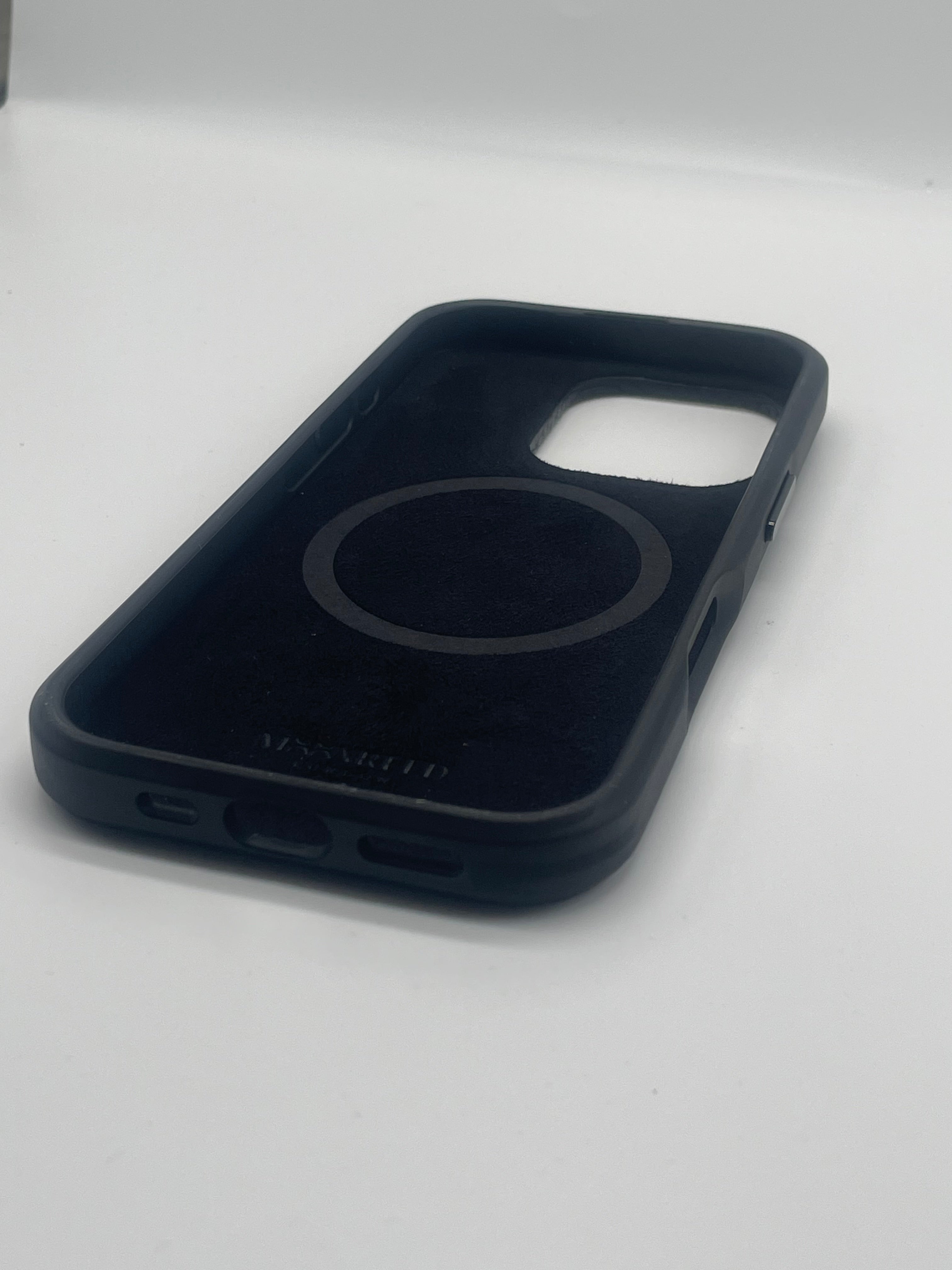 iPhone 16 Pro - The Classic Case